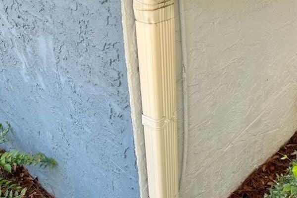 The same stucco wall after soft washing